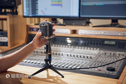 聲之匠人 調控室男性調音師手持麥克風的瞬間